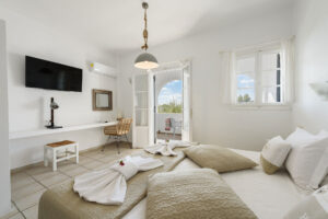 This studio, situated at the semi floor , has a large double or, two single beds, a well furnished kitchen, a private bathroom and access to a spacious balcony with part garden and part sea view!