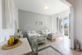 This studio, situated at the ground floor , has a well furnished kitchen, a private bathroom and access to a spacious balcony with part garden and part sea view